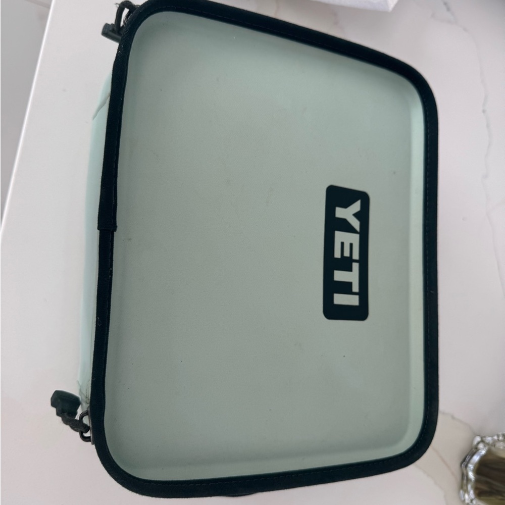 Yeti lunchbox light blue